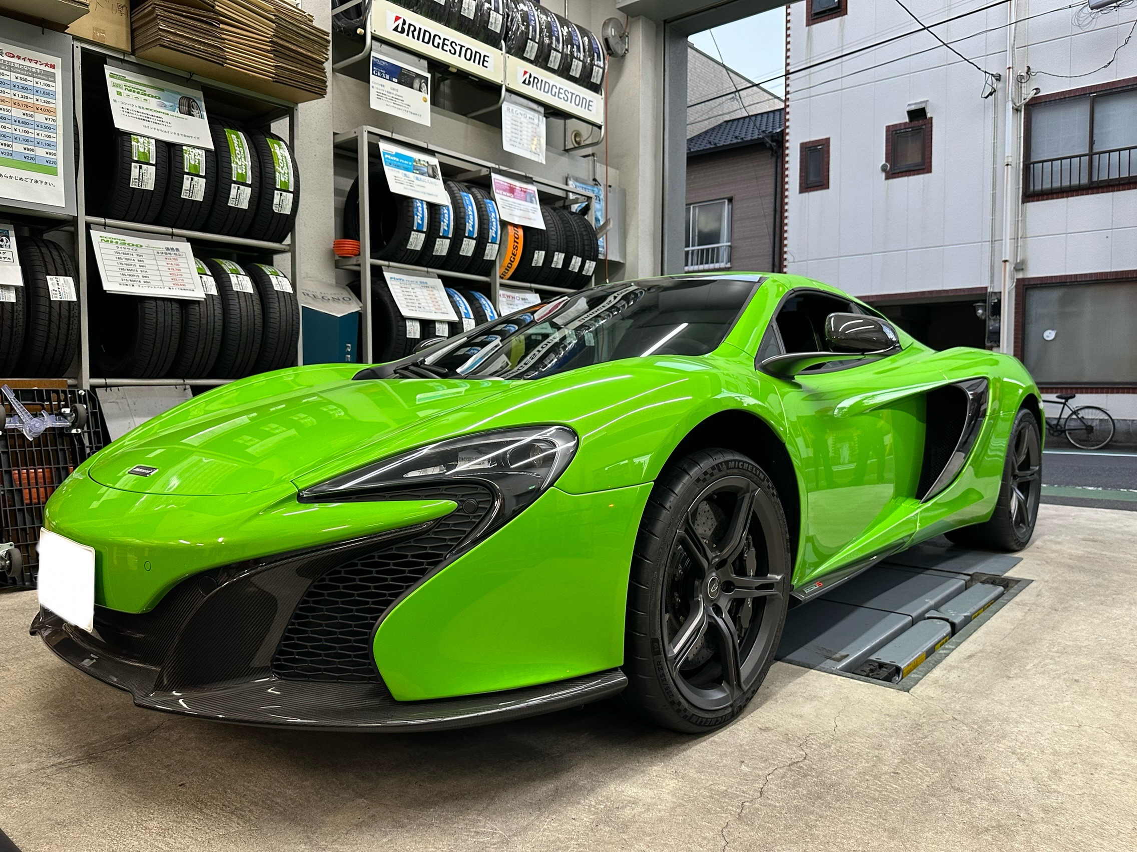 「マクラーレン」650S×「MICHELIN」PILOT SPORT CUP2 R　タイヤ交換