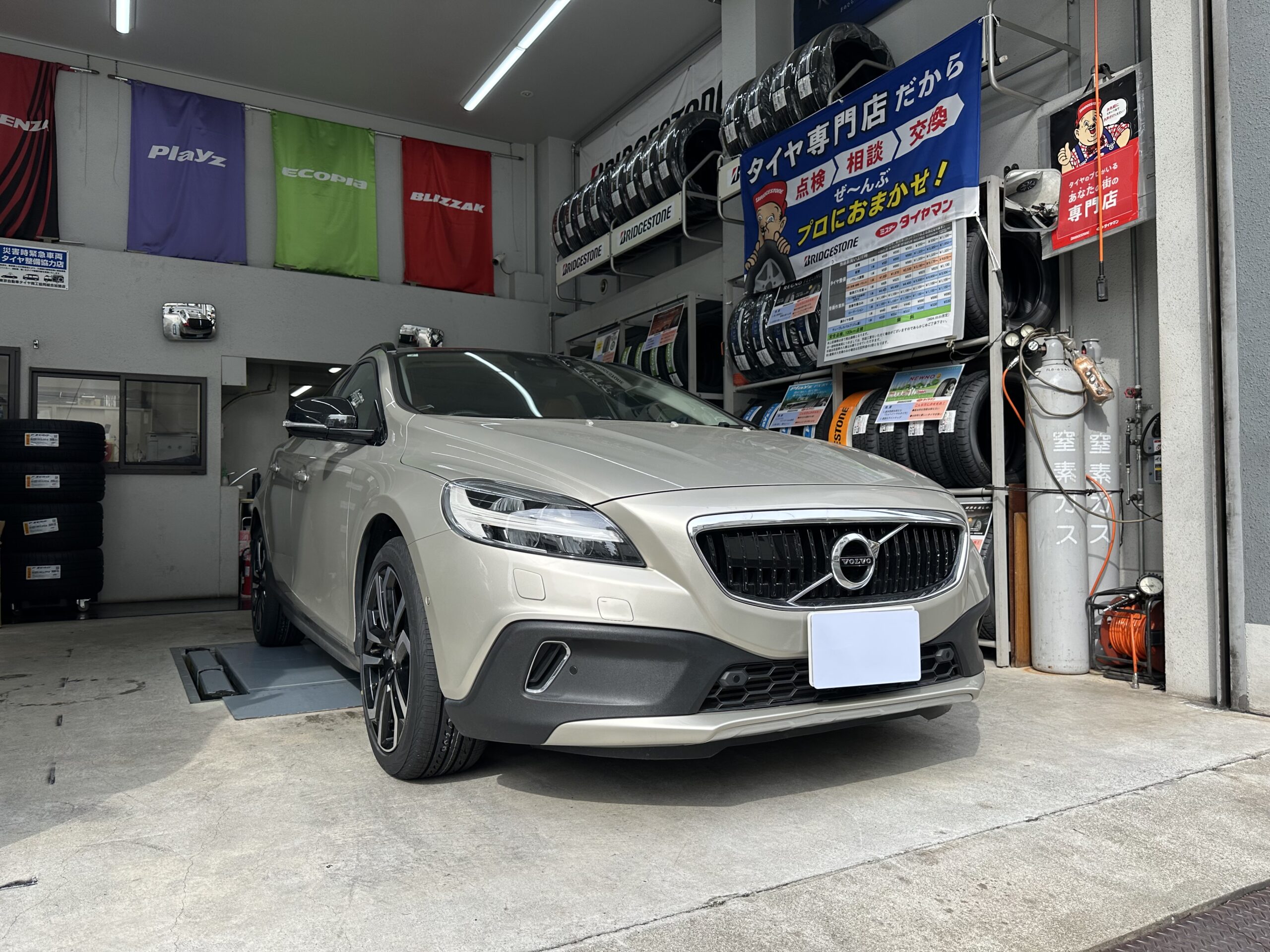 【タイヤ交換】ボルボV40×ブリヂストン「REGNO GR-XⅢ」