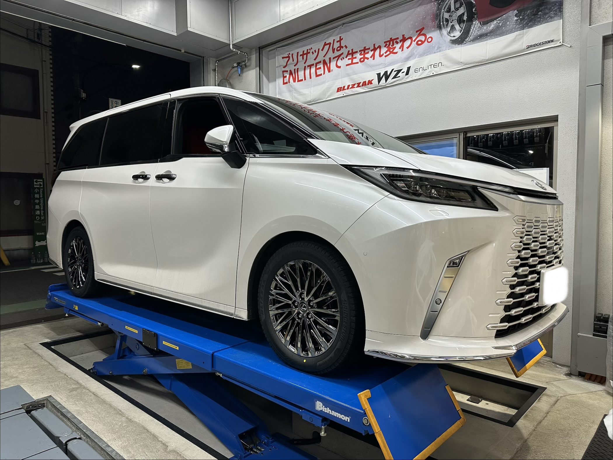 【スタッドレス】レクサスLM500h×ブリヂストン「WZ-1」