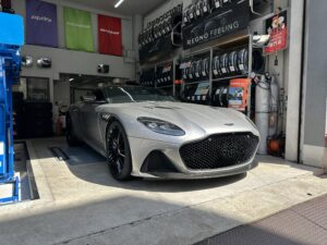 【アストンマーティン DBS Superleggera】1年で摩耗!? 725馬力を支えるメーカー承認ピレリ P-ZERO(A7A)へタイヤ交換！