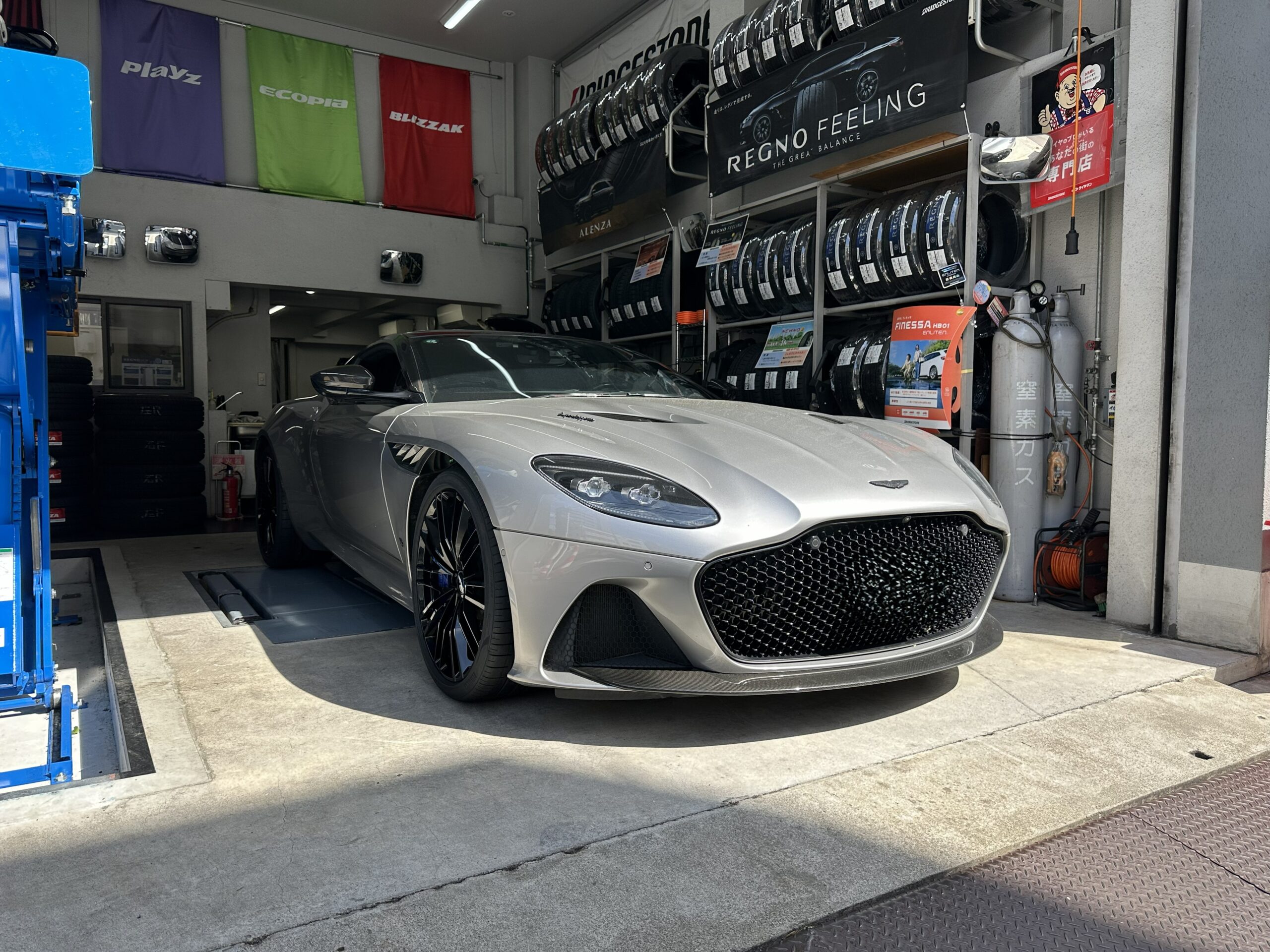 【アストンマーティン DBS Superleggera】1年で摩耗!? 725馬力を支えるメーカー承認ピレリ P-ZERO(A7A)へタイヤ交換！