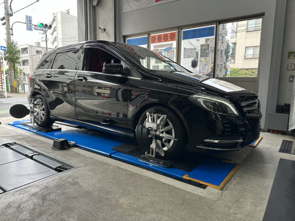 【アライメント調整】フロントタイヤの内側が摩耗する原因は？メルセデスベンツBクラスのアライメント調整をご紹介！墨田区のアライメント調整はお任せください！