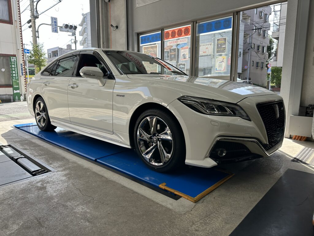 【静粛性重視】クラウンの静粛性を最大限引き出すタイヤ選びとは？ホイールも大切にしたいクラウンオーナー様必見！墨田区のタイヤ交換はお任せください！