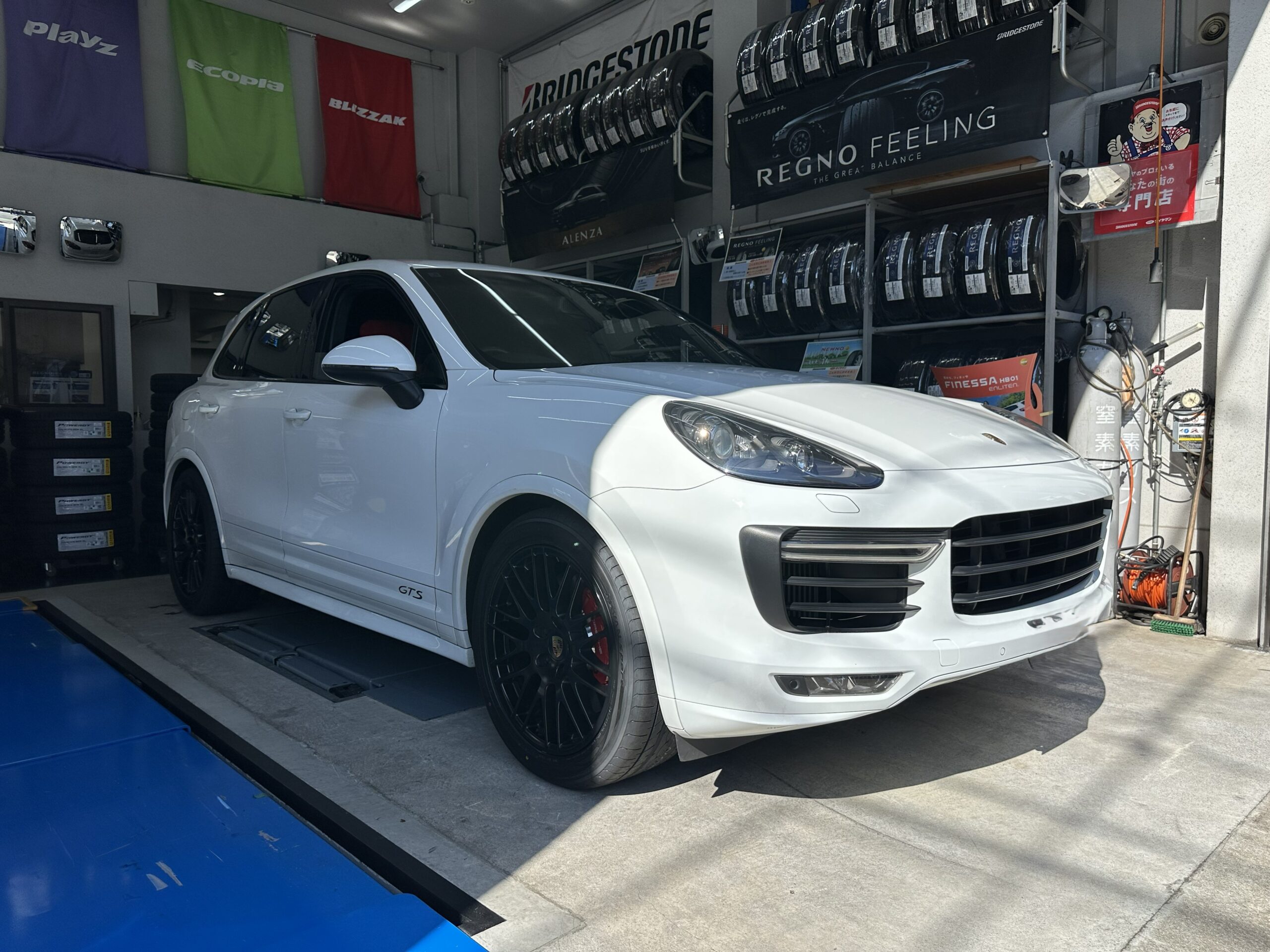 【カイエンGTS×タイヤ交換】ハイパフォーマンスカーには安心の『ポルシェ承認タイヤ（N-0）』！新車装着タイヤがおすすめな理由とは？墨田区のタイヤ交換はお任せください！